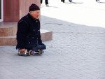 Een man zonder benen in Uzhhorod, bij Szürte