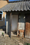 ...en links het openbare toilet. Deze deur kan niet dicht