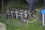 Na de overstroming pompt en filtert de brandweer...
