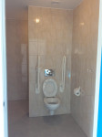 Met als uiteindelijk resultaat: toilet met beugels...