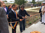 De burgemeester en ons 'oudste' lid knippen het lint door
