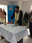 De priester bereidt zich voor, voor de inwijding...